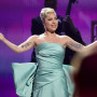 Grammy 2022: Dziewczyńska solidarność podczas gali rozdania nagród. Lady Gaga zadbała, żeby jej konkurentka pięknie wyglądała na scenie