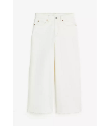 Białe postrzępione jeansy