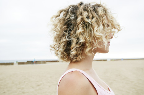 Jak dbać o kręcone włosy? Zobaczcie ten tutorial – użytkowniczka TikToka odkryła, że ma piękne i naturalne loki, ale niewłaściwie dbała o swoje włosy
