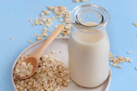 Mleko owsiane: skład, zastosowanie, właściwości. Z czym jeść mleko owsiane? PRZEPISY