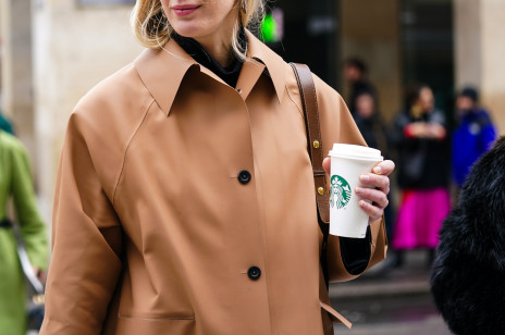 Pijesz kawę w Starbucksie? Wiemy, dlaczego kubki są podpisywane imionami klientów i klientek