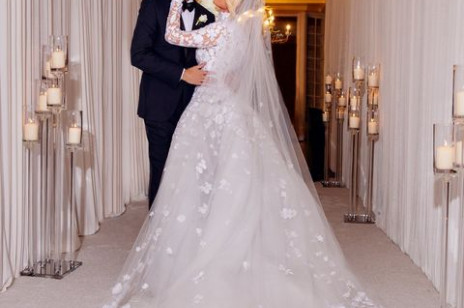Najgłośniejsze śluby gwiazd w 2021 roku: domowa ceremonia Ariany Grande, „królewskie” wesele Paris Hilton, szeroko komentowany ślub Opozdy i Królikowskiego