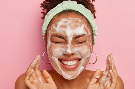 Najlepsze kosmetyki do oczyszczania twarzy, które warto wprowadzić do codziennej rutyny. Od zaraz!