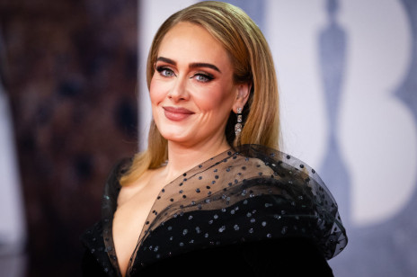 Adele jest zaręczona?! Pierścionek z brylantem, którym pochwaliła się na Brit Awards 2022, musi sporo ważyć!