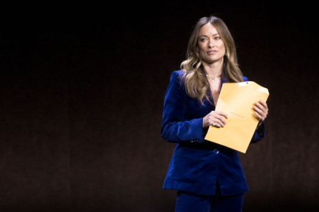 CinemaCon: Olivia Wilde prezentowała na scenie nowy film. Dostała kopertę z... papierami z sądu od  byłego partnera!