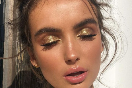 Golden hour skin to najpiękniejszy trend w makijażu na lato 2022. Fanki wyraźnego glow będą zachwycone