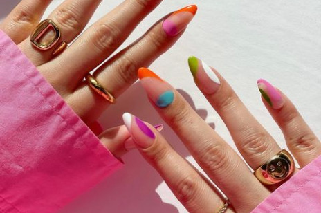 Modne paznokcie na lato 2022: ten trend w manicure podkręci każdą – nawet najbardziej basicową stylizację. Jest idealny (nie tylko) na wakacje