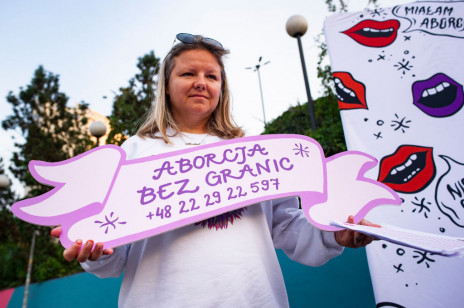 „Legalna aborcja. Bez kompromisów”: projekt trafił do Sejmu. Natalia Broniarczyk z mównicy poinstruowała, jak zrobić aborcję w domu