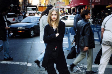 Avril Lavigne odtworzyła swoje ikoniczne zdjęcie z okładki pierwszej płyty! Wygląda identycznie!