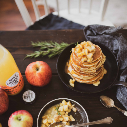 Jabłkowe naleśniki - idealne śniadanie na początek wiosny! Zdradzamy najlepszy przepis na puszyste naleśniki od z Elizy z WhitePlate.com i Braci Sadowników