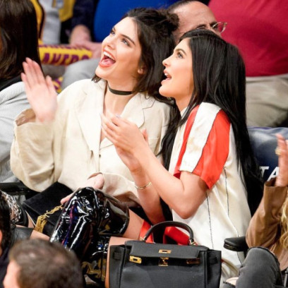 Kendall-Jenner-i-Kylie-Jenner-na-meczu-NBA-2