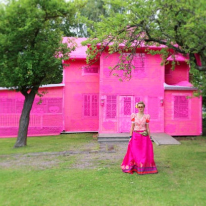 Polka stworzyła wyjątkowy projekt - różowy pokrowiec na dom wykonany szydełkiem