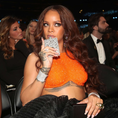 Rihanna i jej diamentowa piersiówka
