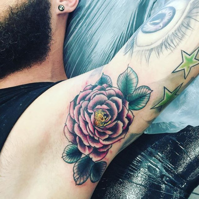 Tatuaże pod pachami hitem na Instagramie