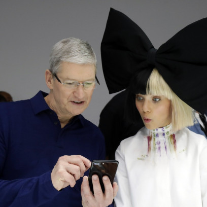 Tim Cook (szef firmy Apple) pokazuje iPhone'a 7 Maddie Ziegler
