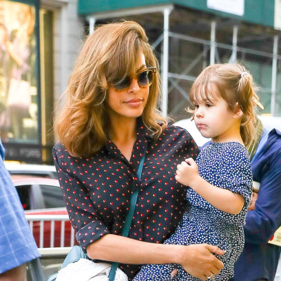 Eva Mendes na spacerze z 3-letnią córką Esmeraldą