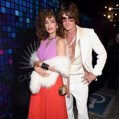 Cindy Crawford z mężem Rande w kostiumach w stylu lat 70.