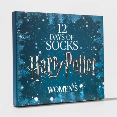 Kalendarz adwentowy z Harrym Potterem sktywa 12 par skarpet z motywami z książki.