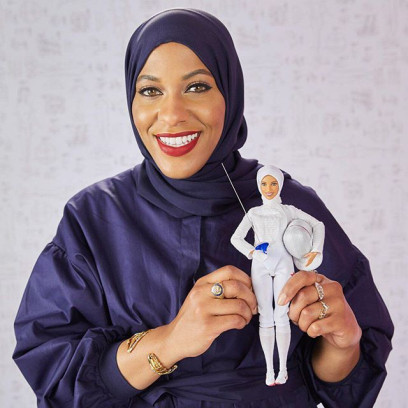 Ibtihaj Muhammad z lalką Barbie wzorowaną na własnej osobie.