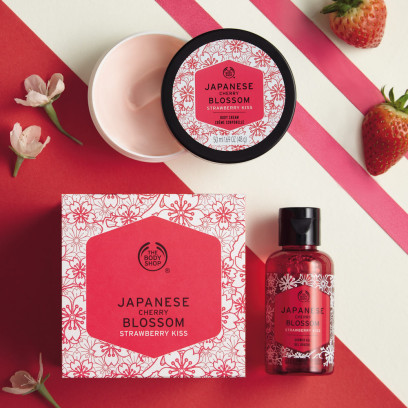 The Body Shop:  Japanese Cherry Blossom Strawberry Kiss (balsam do ciała 75,90 zł; żel pod prysznic 34,90 zł)