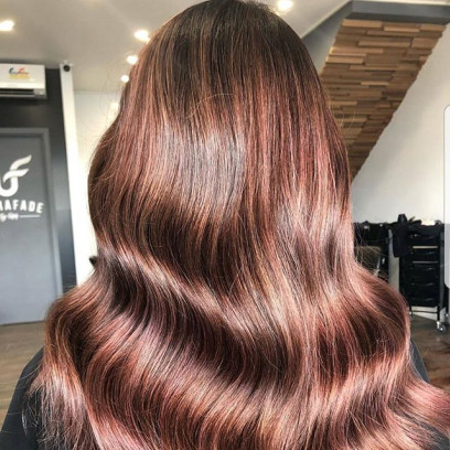 Pink brown hair to najmodniejszy kolor włosów na wiosnę-lato 2018