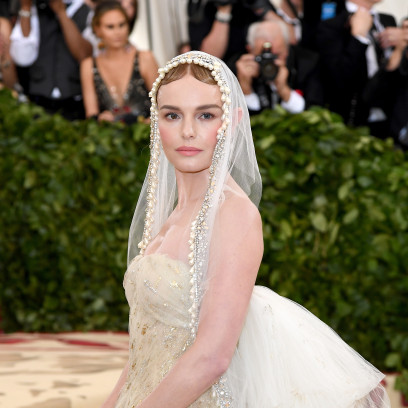 Met Gala 2018: Kate Bosworth w sukni ślubnej i welonie z perłami