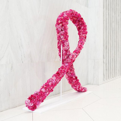 Różowa wstążka to symbol walki z rakiem piersi.