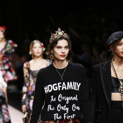 To nie pierwszy raz, gdy Dolce Gabbana dosięga zmasowana krytyka na tak ogromną skalę. Siedem lat temu brytyjska Advertising Standards Authority zarzuciła Włochom popularyzowanie przemocy wobec kobiet w kampanii marki.
