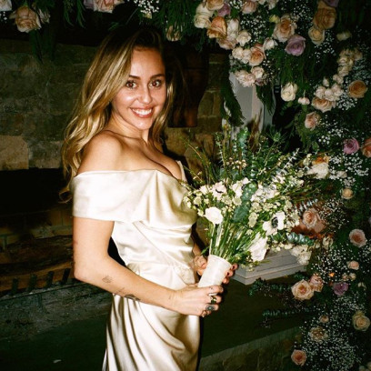 Miley Cyrus pokazała niepublikowane dotąd zdjęcia ze ślubu!