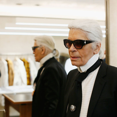 Karl Lagerfeld wykonywał swoje szkice przy pomocy palety... cieni do powiek japońskiej marki Shu Uemura. Co więcej, jej twórcy specjalnie dla dyrektora kreatywnego Chanel stworzyli nawet specjalny odcień czerwieni.