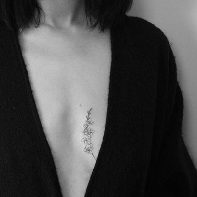 Tatuaże między piersiami - gałązka