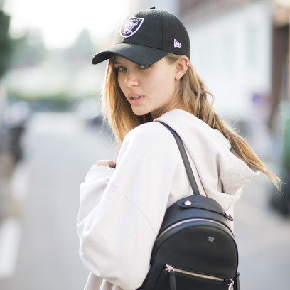Trendy wiosna 2019: modne czapki z daszkiem, które podkręcą każdą stylizację