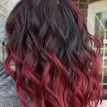 Modne fryzury 2019: Wine Hair, czyli idealna koloryzacja włosów dla fanek czerwonego wina i nie tylko!