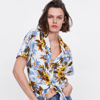 Trendy 2019: Koszule w kwiaty i hawajskie wzory, które będziecie chciały nosić przez całe lato