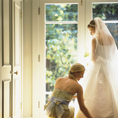 Obowiązki świadkowej na ślubie i weselu, czyli czym różni się jej funkcja od zadań druhny?