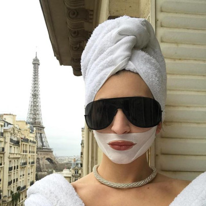 Te liftingujące maski na twarz to hit Instagrama! W kosmetyczce mają je Aniołki Victoria's Secret i Heidi Klum