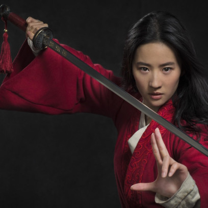 Fani bojkotują filmową wersję „Mulan”. Aktorka wcielająca się w główną bohaterkę opublikowała kontrowersyjny wpis. O co chodzi?