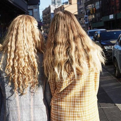 Suche włosy i końcówki – jak sobie z nimi radzić i jak je pielęgnować?