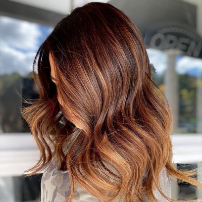 Trendy 2019: Caramel drizzle, czyli modna koloryzacja włosów na jesień i zimę