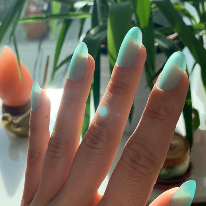 Modne paznokcie 2019: Seaglass Nails – trend w manicure, który podbija Instagram