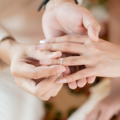Jak wybrać pierścionek zaręczynowy – czym warto kierować się w doborze?
