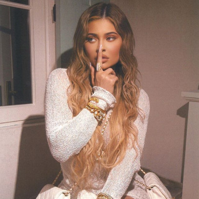 Modna koloryzacja włosów 2020: Golden brunette to kolor, który pokochała Kylie Jenner