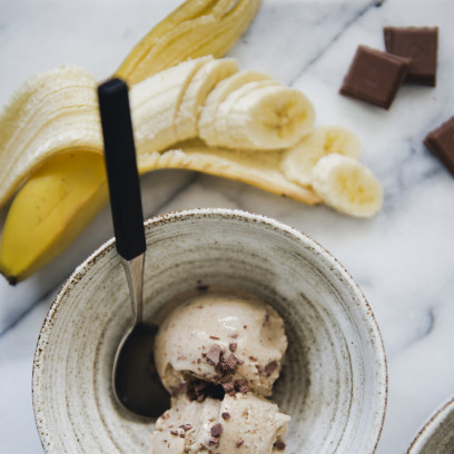 Lody bananowe z masłem orzechowym – szybki przepis na domowe fit lody