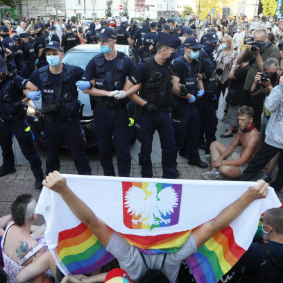 Co się dzieje w Polsce? Homofobia rozlewa się po ulicach, a władza robi pokaz siły wobec aktywistek i aktywistów