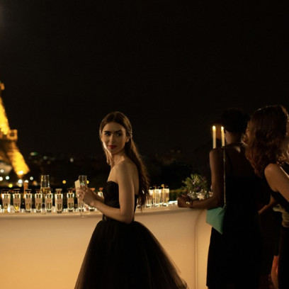 „Emily in Paris”: Jak ubrać się jak Francuzka? Inspiracji szukamy w popularnym serialu Netfliksa. Te rzeczy warto mieć w swojej szafie