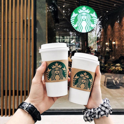 Starbucks ruszył z dostawą do domu! Jak zamówić kawę i ciastko z popularnej kawiarni?