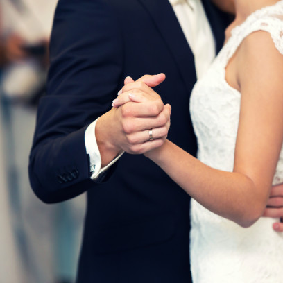 Te piosenki na pierwszy taniec przynoszą szczęście w małżeństwie! A które wręcz przeciwnie?