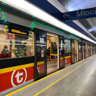 Świąteczne metro znów jeździ w Warszawie! Jak w tym roku wyglądają wagony?