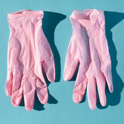 Niemiecki start-up wypuścił różowe rękawiczki do zmiany podpasek i tamponów. Mężczyźni stojący za projektem spotkali się z falą hejtu