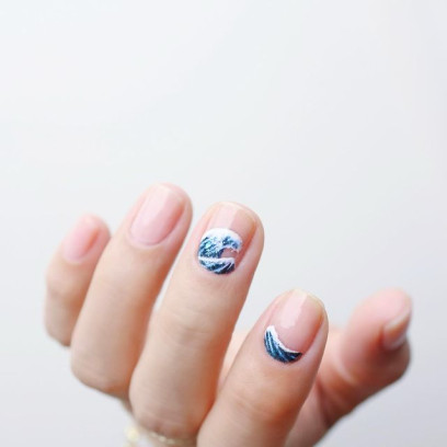 Morskie zdobienia na paznokciach – 15 modnych inspiracji na manicure z elementem morza